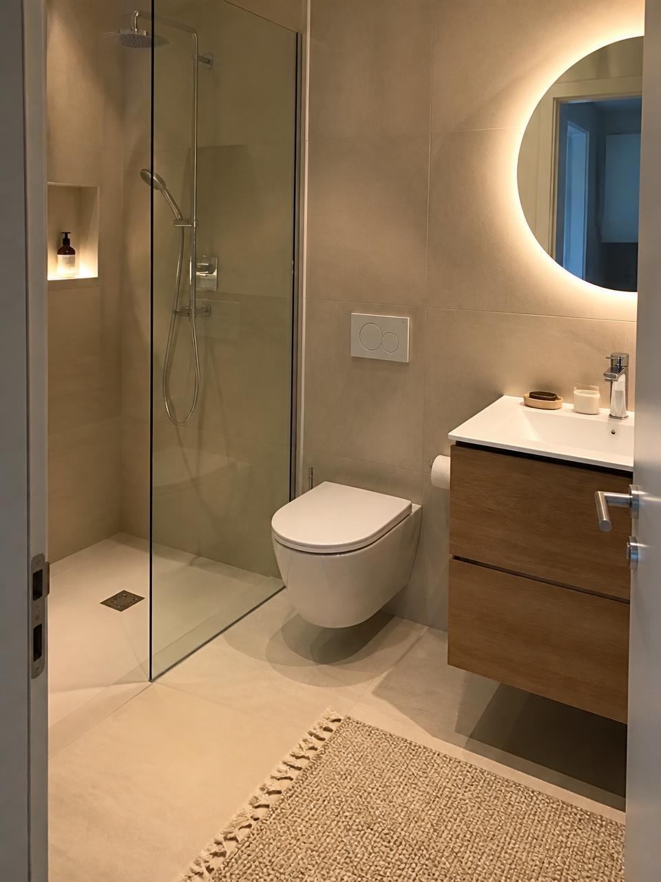 Kompaktes Gästebad mit bodenebener Dusche und Holz-Waschtisch